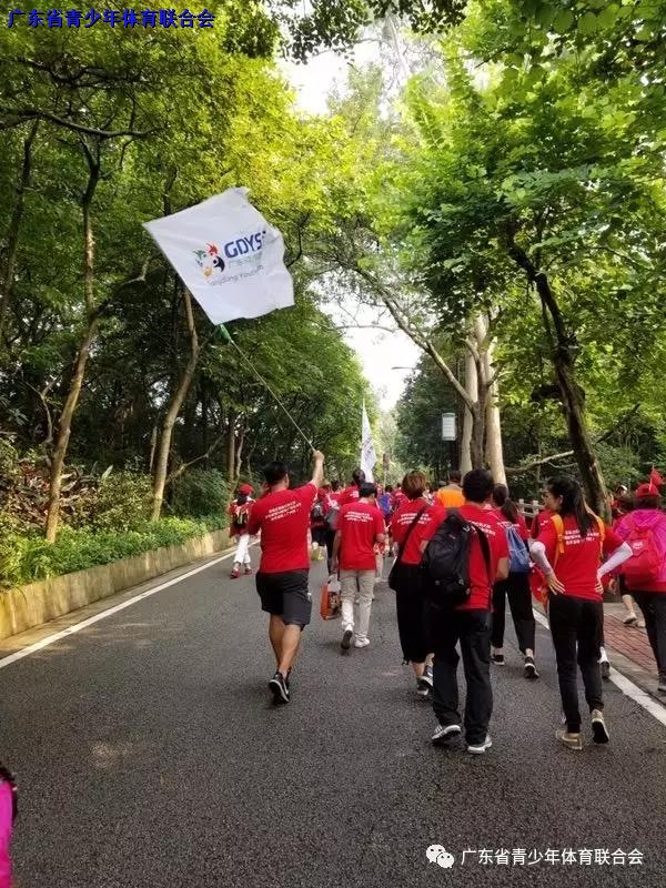经过云台花园、蒲谷、能仁寺、可憩草坪、鸣春谷、山顶公园等地方，全程约5公里，最终到达目的地。